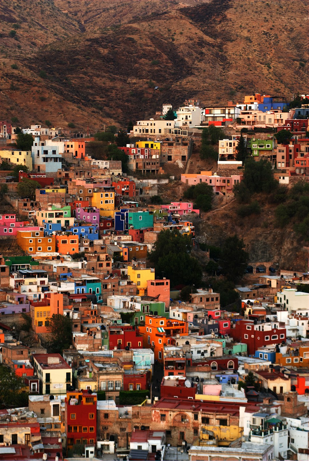 Casas de colores en cascada por las laderas de Guanajuato, México