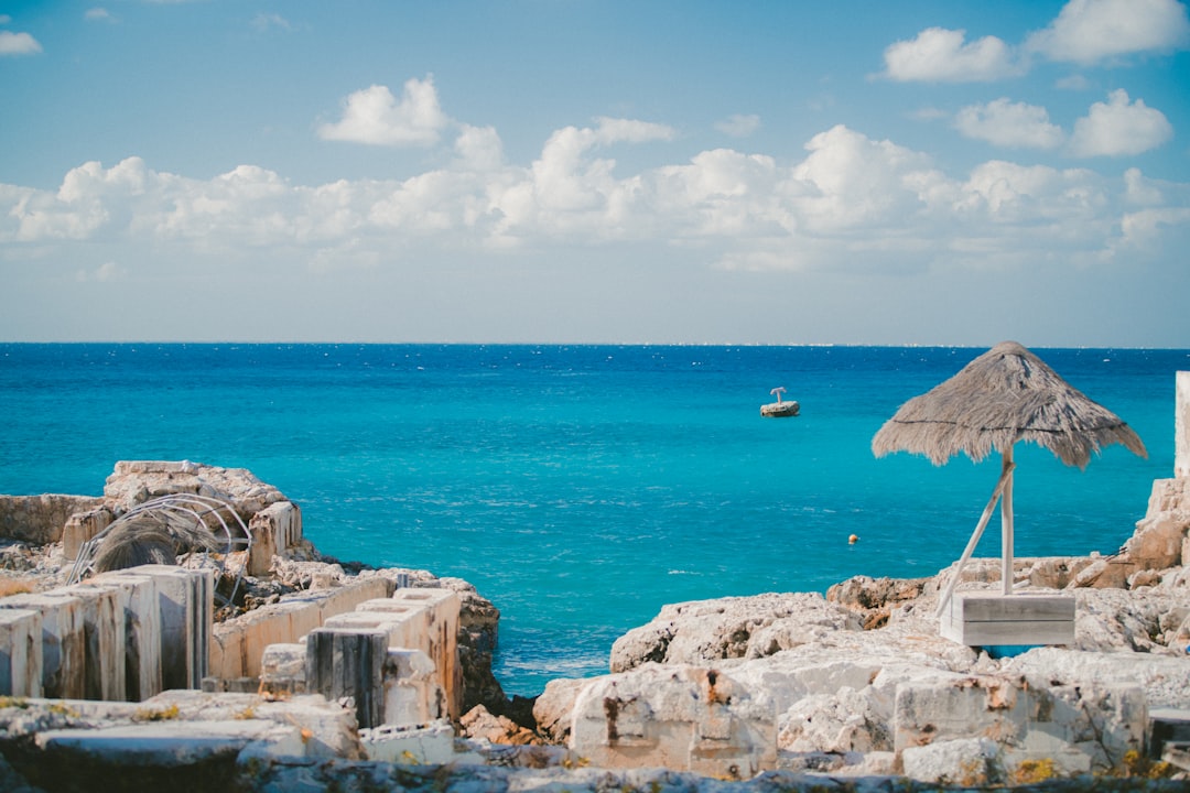 Aguas turquesas del Caribe con palapa en la costa de Cozumel, México