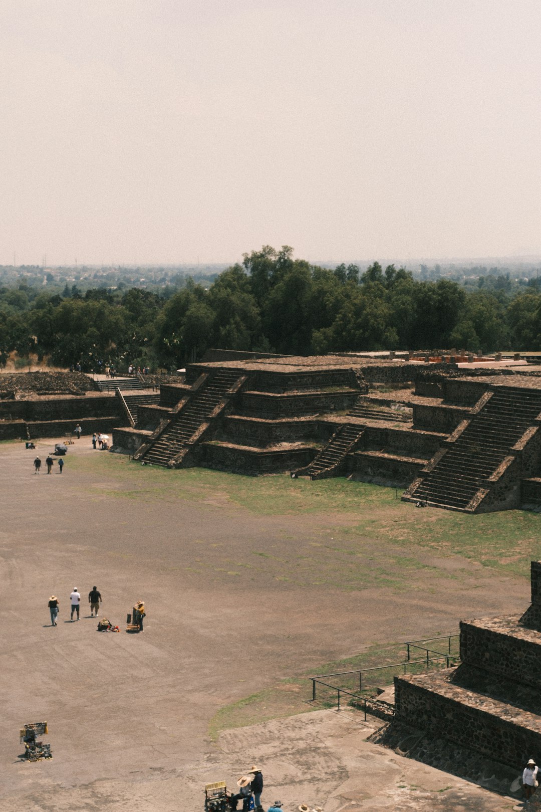 Pirámides escalonadas de Teotihuacán con visitantes en el sitio arqueológico, Ciudad de México