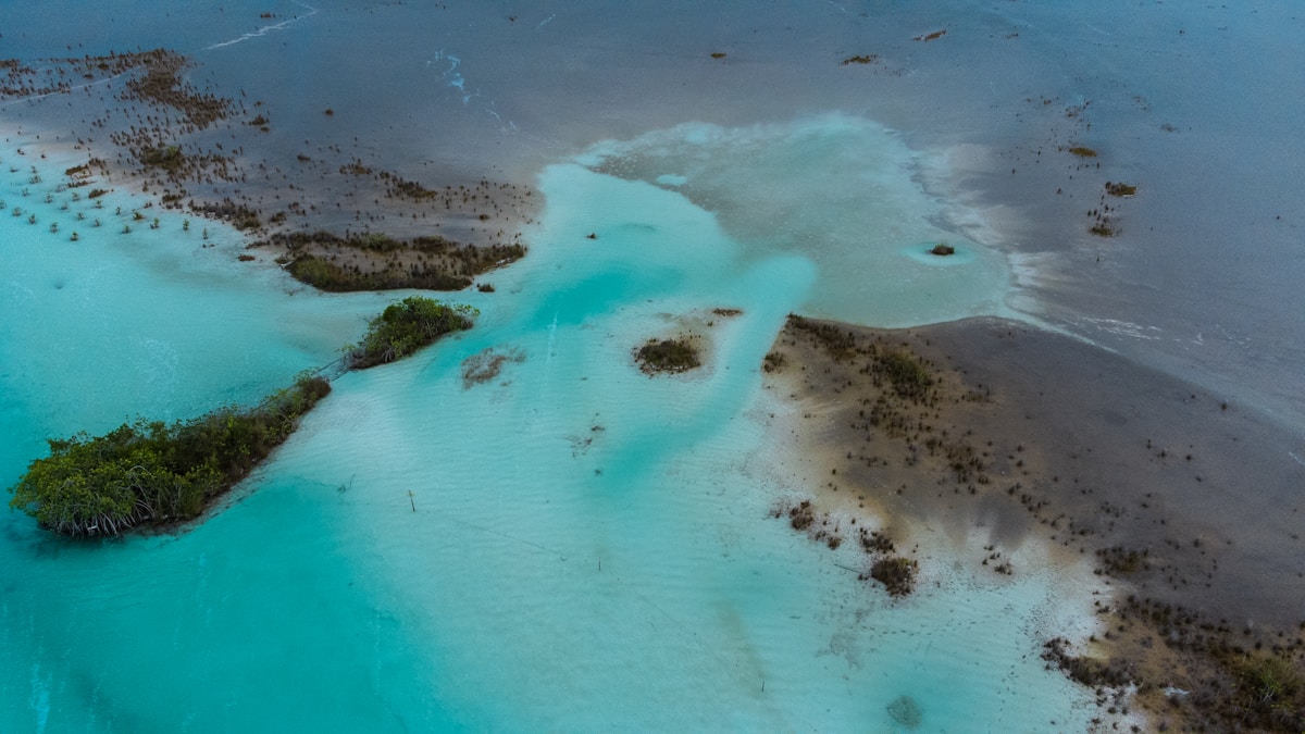 Turquoise water and palapa hut on Bacalar Lagoon — 3 weeks in Mexico